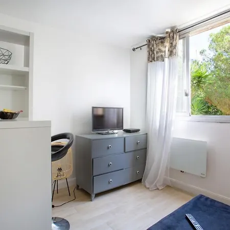 Charming Studio With Parking Apartment *