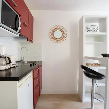 Charming Studio With Parking Apartment *